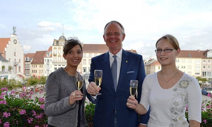 v.l.n.r.: Landauer Weinprinzessin Linda Klein, Oberbürgermeister Hans-Dieter Schlimmer und die neue Landauer Weinprinzessin Anna Katharina Fath